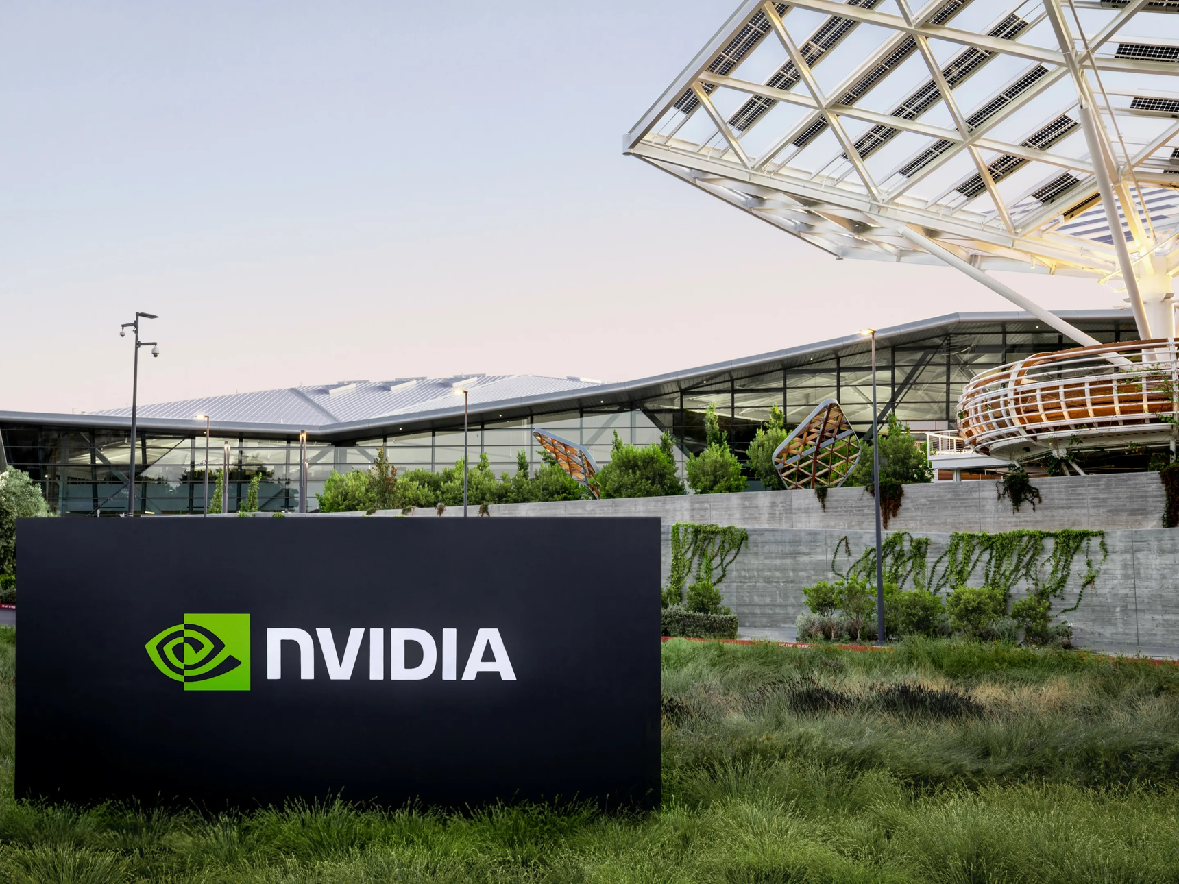 Здание с логотипом NVIDIA
