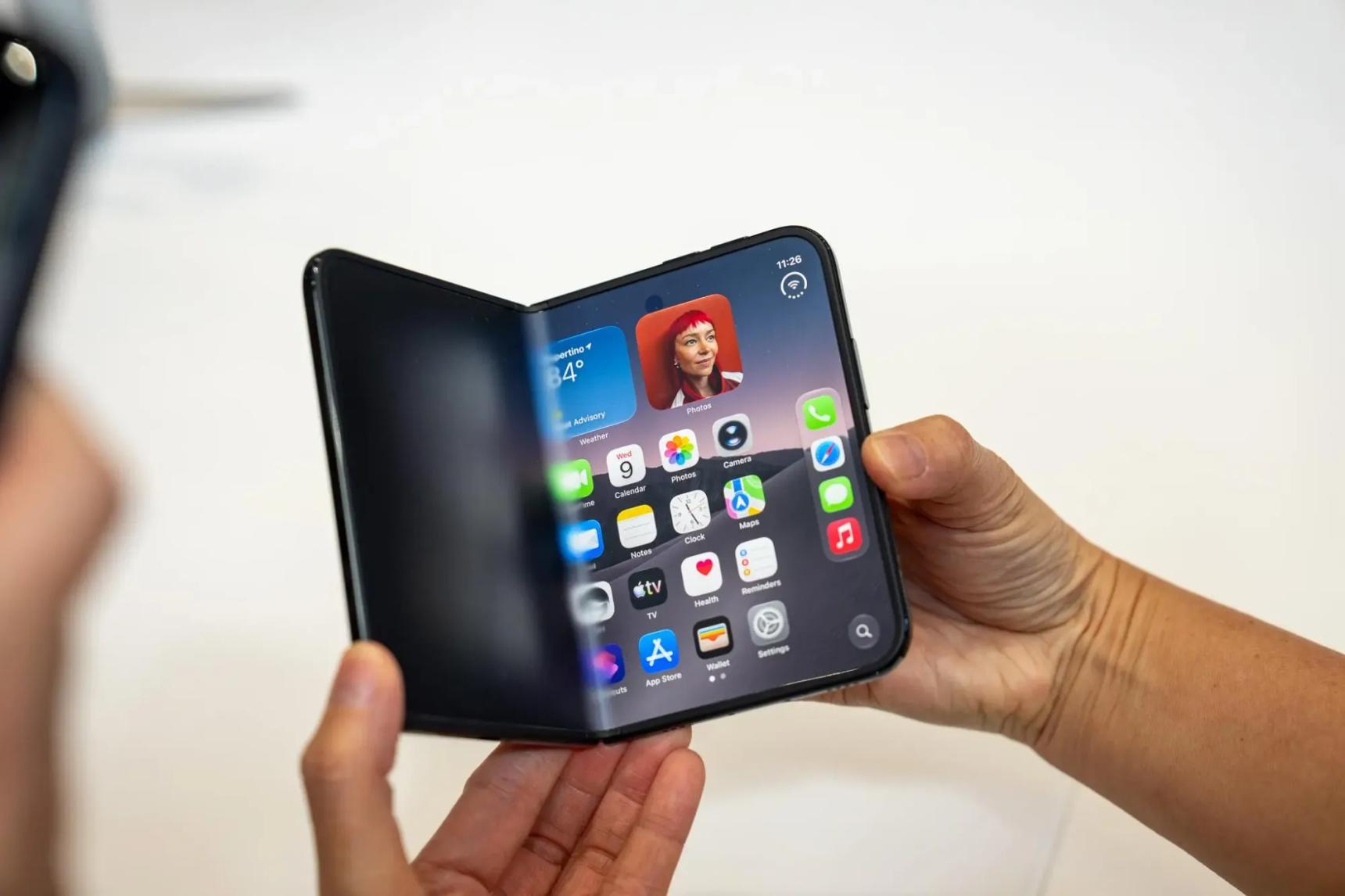 Складка есть, Face ID нет: западные журналисты о первых минутах с iPhone Duo