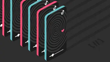 Ряд смартфонов с логотипом TikTok и спиралью на экранах, цветные рамки, код на фоне.