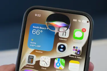 Обновлённая Siri выводит Apple из «ИИ-кризиса», а беты iOS 27 указали на складной iPhone
