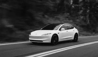Tesla на автопилоте врезалась в дом в США. Погибла женщина, которая находилась внутри