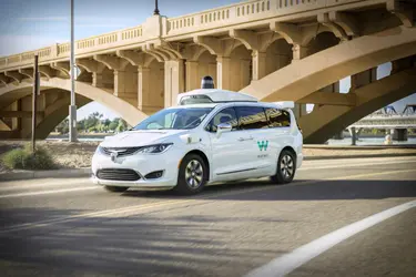 Роботакси Waymo накопили тысячи долларов штрафов за парковку