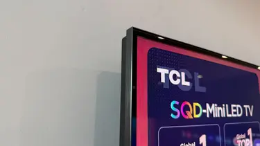 Уголок телевизора TCL с надписью SQD-Mini LED TV на экране.