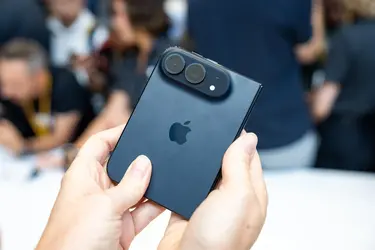 Обозреватели о складном iPhone Duo: незаметный сгиб, но толстый корпус и слабый зум