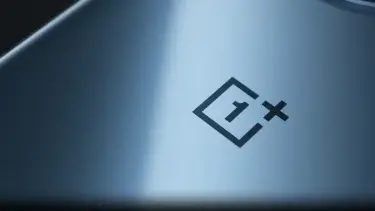 Логотип OnePlus на металлической поверхности.