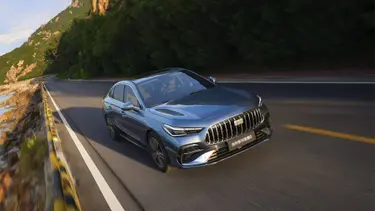 Geely представила гибрид, который заправляется спиртом и бензином одновременно