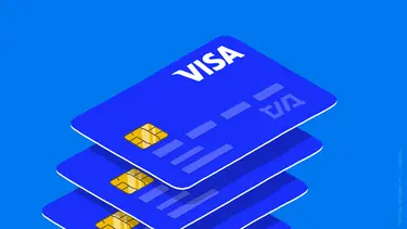 Три синие кредитные карты Visa с золотыми чипами.