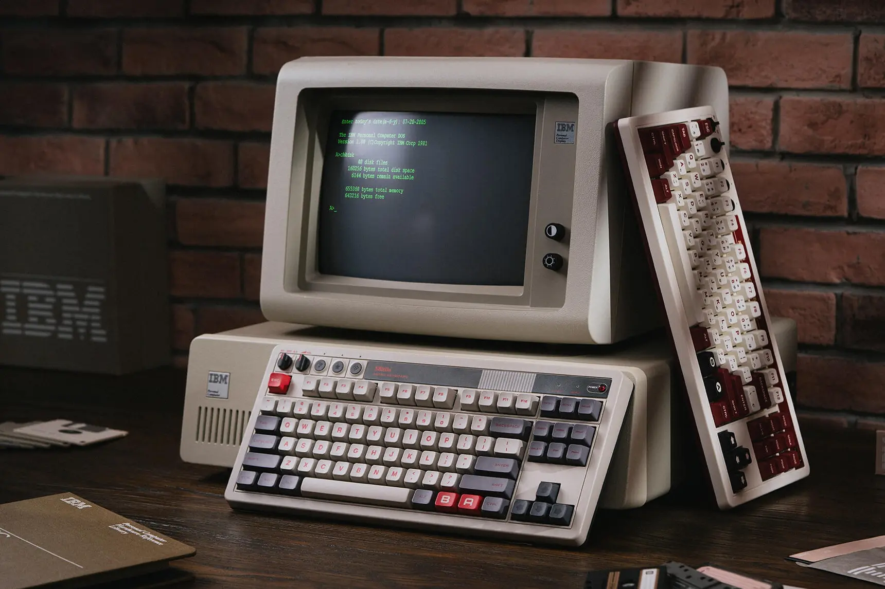 IBM компьютер, IBM клавиатура, красный манипулятор