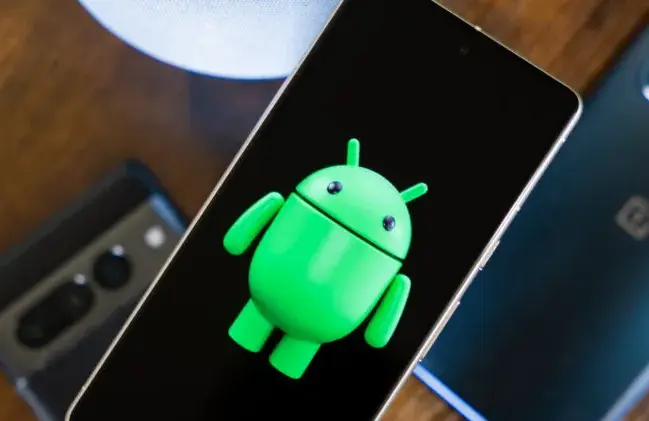 Зелёный логотип Android на экране смартфона.
