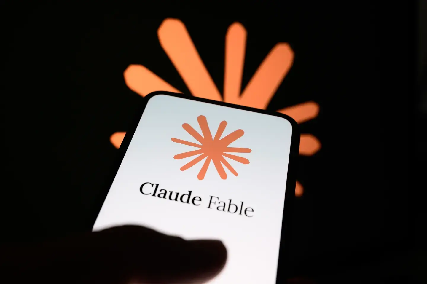 Советник Трампа Сакс объяснил причину отключения Claude Fable 5