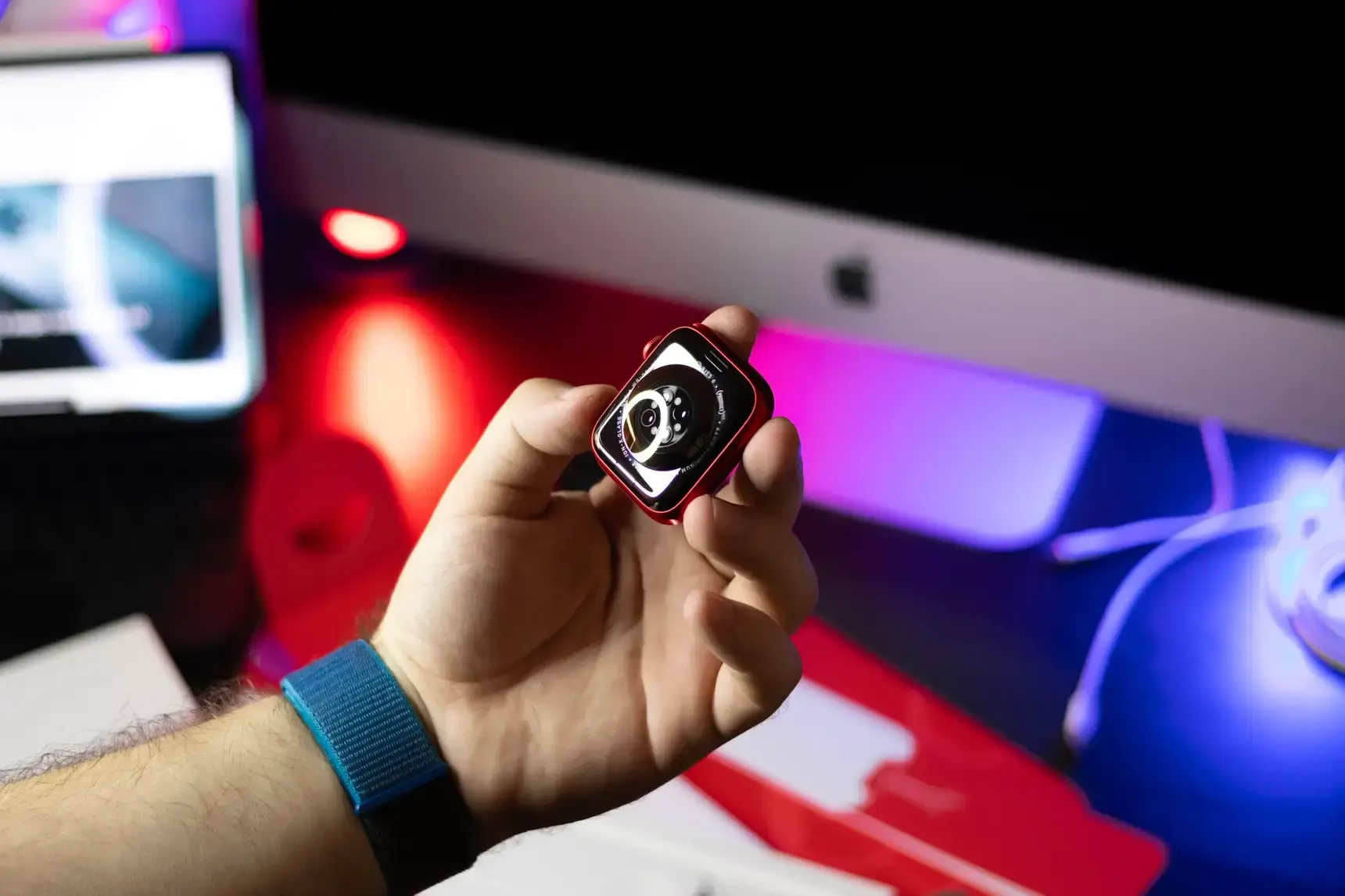 Спортивный тренер неделю использовал Apple Watch, Whoop, Fitbit Air и кольцо Oura вместе, а затем сравнил их показатели