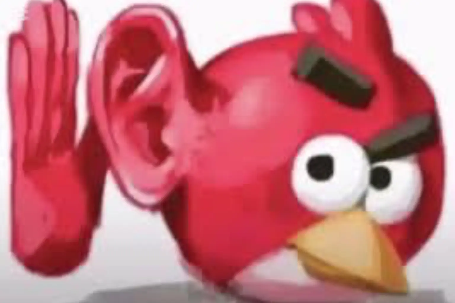 Красная птица из Angry Birds с большим ухом прислушивается.