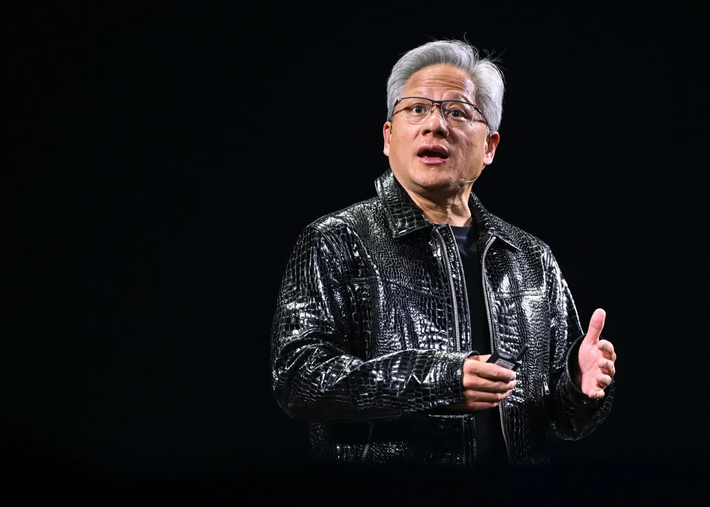 Глава Nvidia назвал «полной чепухой» страхи вокруг ИИ