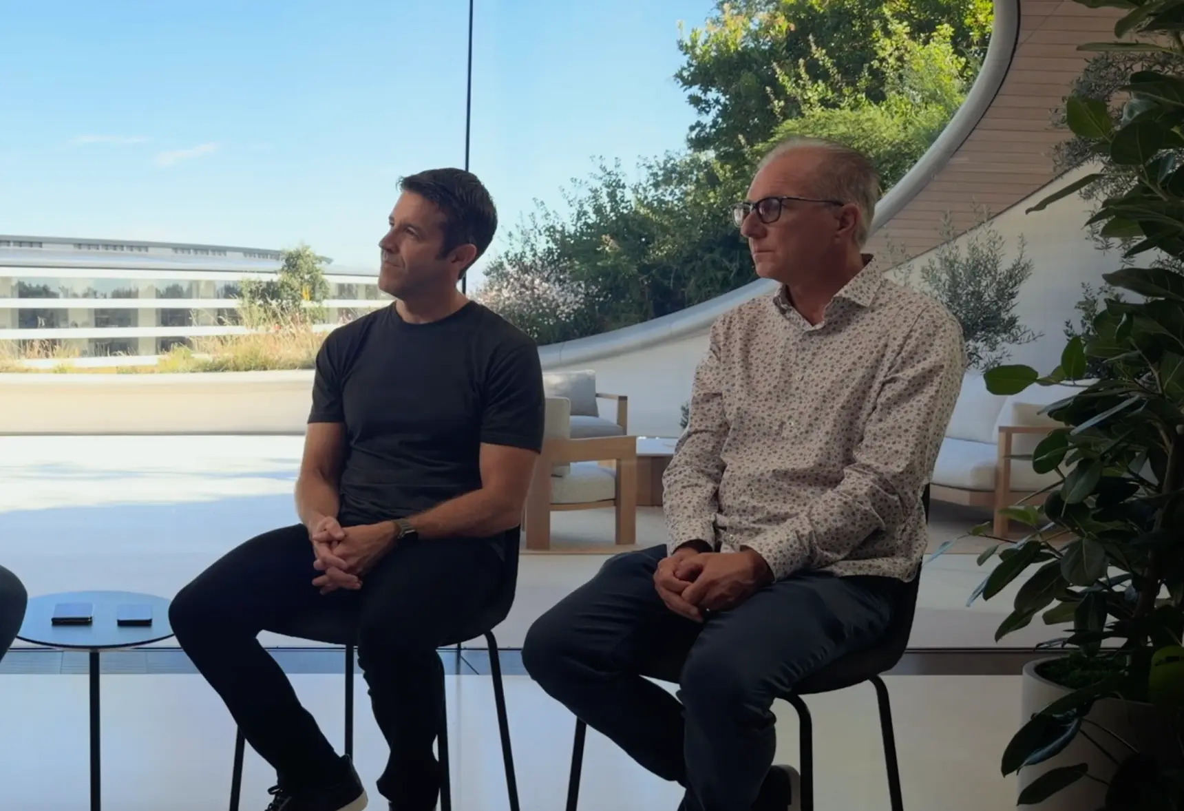 Руководители Apple раскритиковали складные Android-смартфоны