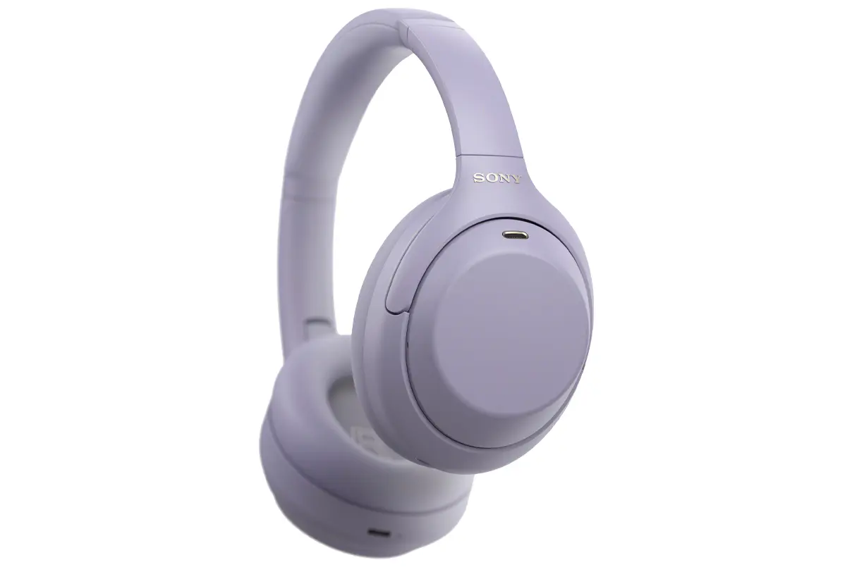 Лавандовые полноразмерные наушники Sony WH-1000XM4C с логотипом и зарядным портом.