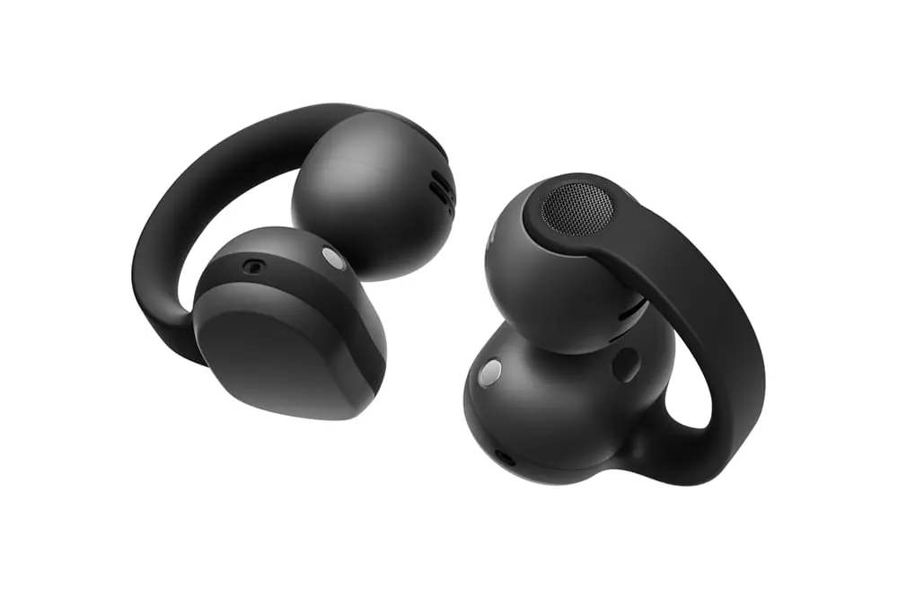 Черные беспроводные наушники Samsung Galaxy Buds On с клипсой на белом фоне.