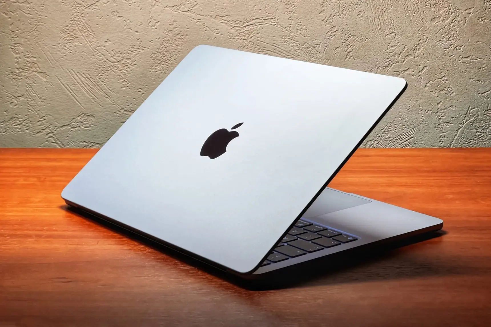 Bloomberg: новые MacBook Pro с OLED выйдут уже в ноябре и станут значительно легче