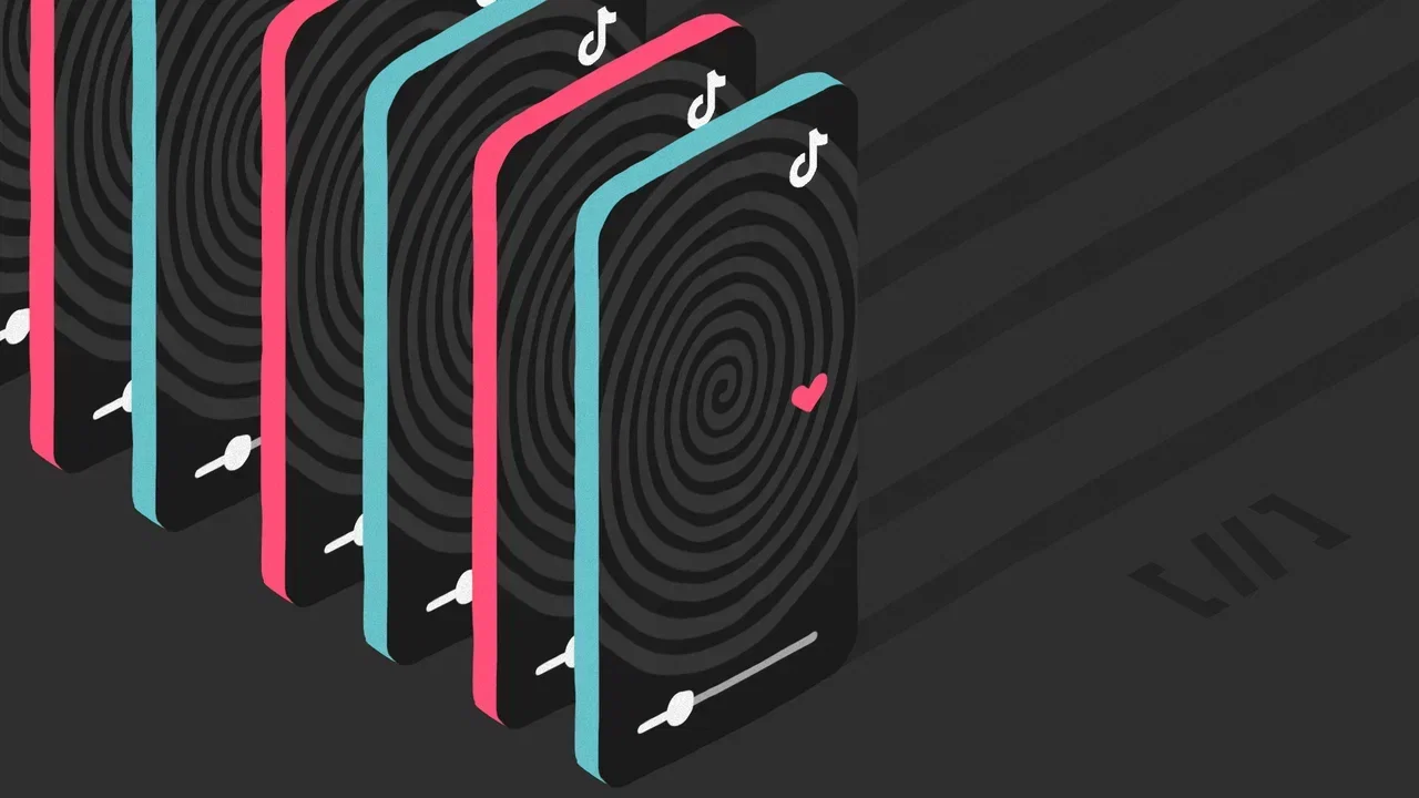 Ряд смартфонов с логотипом TikTok и спиралью на экранах, цветные рамки, код на фоне.