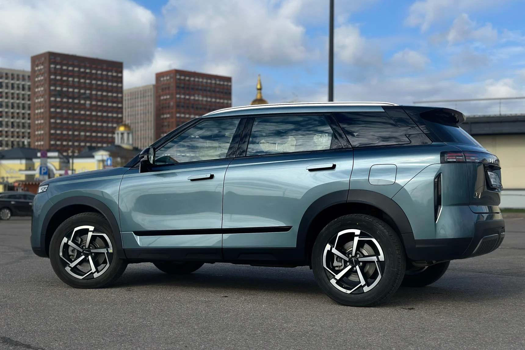 Обзор Jaecoo J7 2026: кроссовер-гаджет с полным приводом, быстрым экраном и дефицитом кнопок