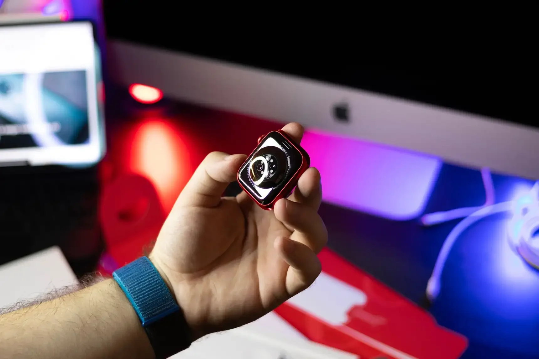 Спортивный тренер неделю использовал Apple Watch, Whoop, Fitbit Air и кольцо Oura вместе, а затем сравнил их показатели
