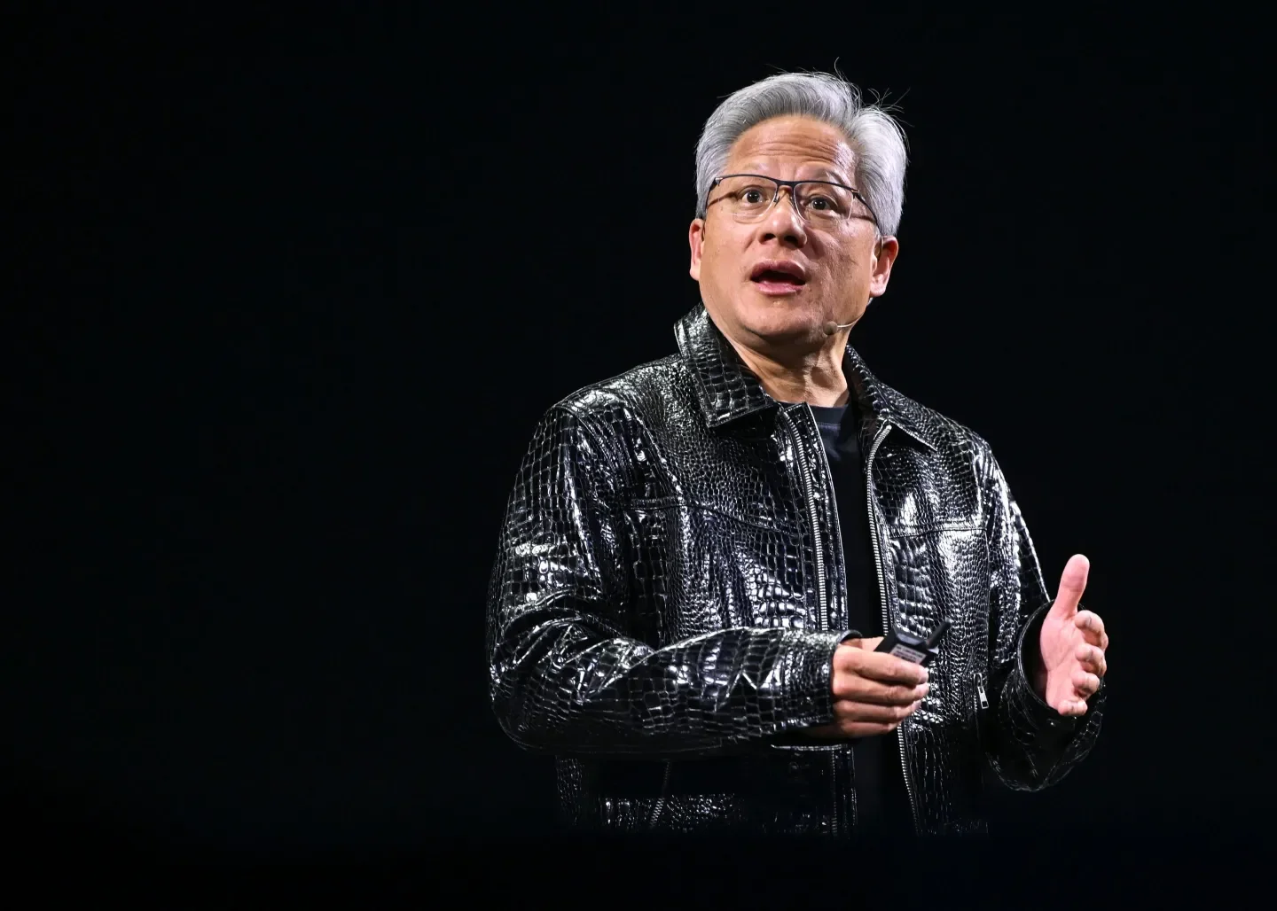 Глава Nvidia назвал «полной чепухой» страхи вокруг ИИ