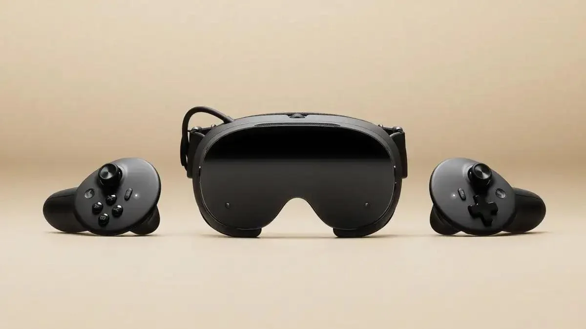 Черная VR-гарнитура и два контроллера с кнопками на бежевом фоне.