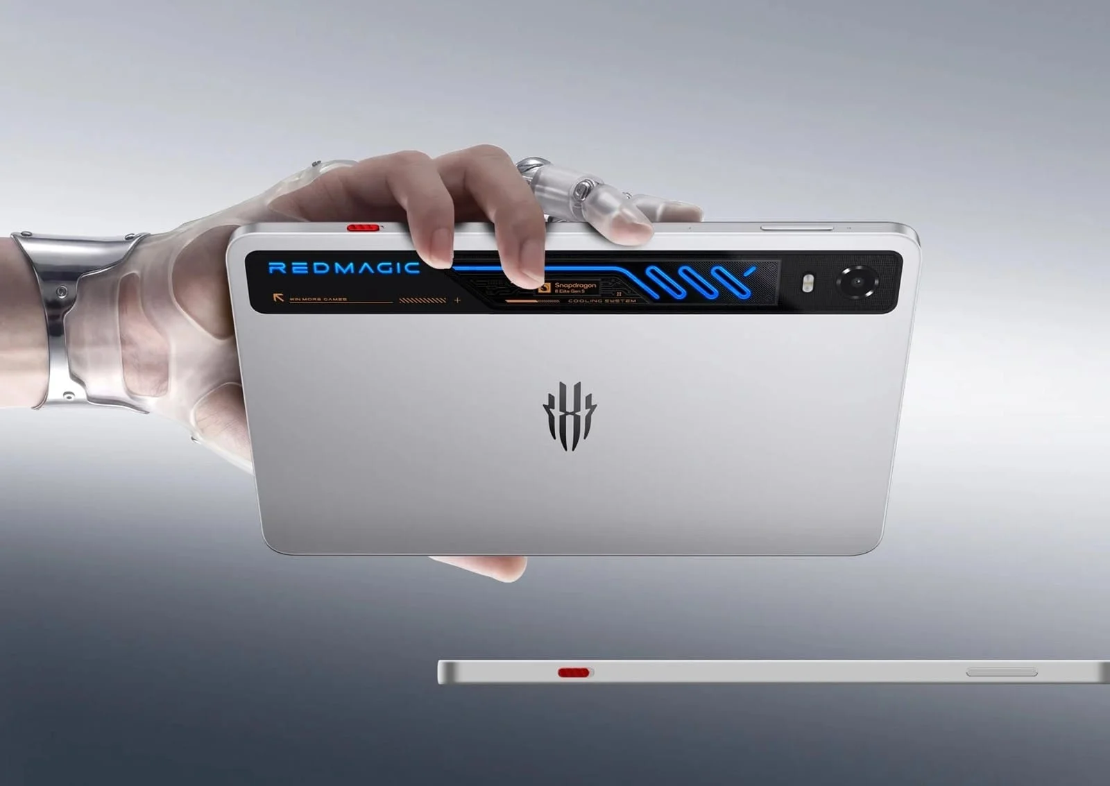 Серебристый планшет RedMagic Astra 2 в руке с прозрачным кибер-рукавом. Видна LED-панель.