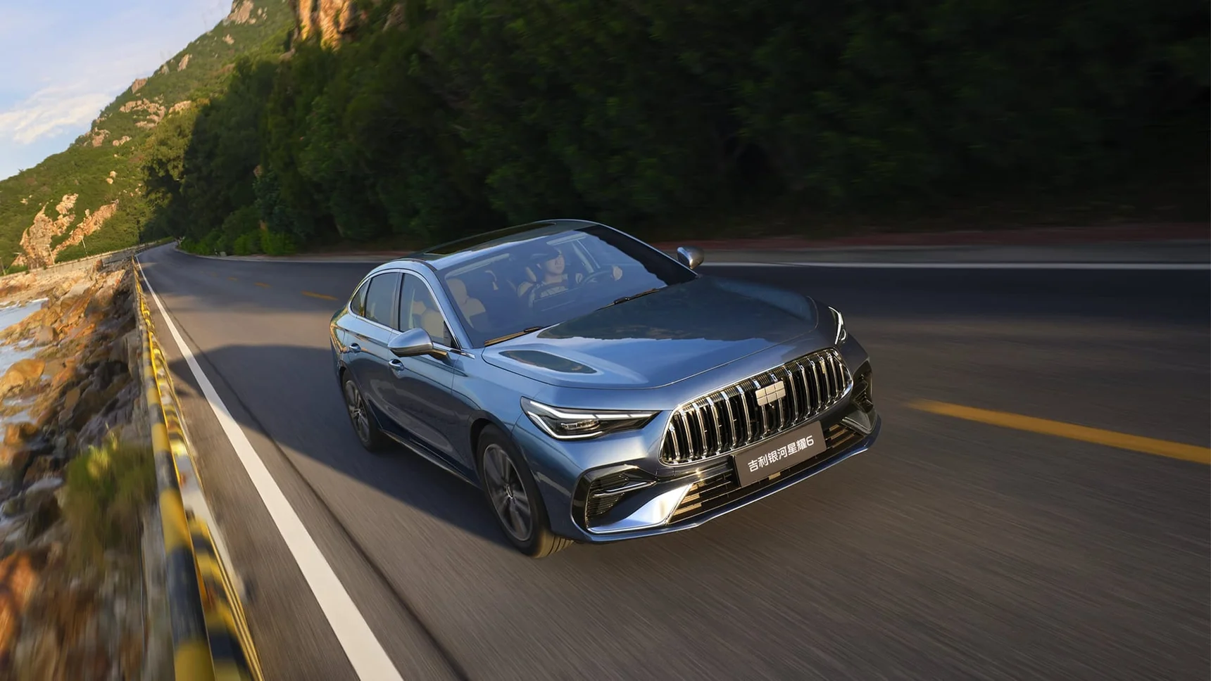 Geely представила гибрид, который заправляется спиртом и бензином одновременно