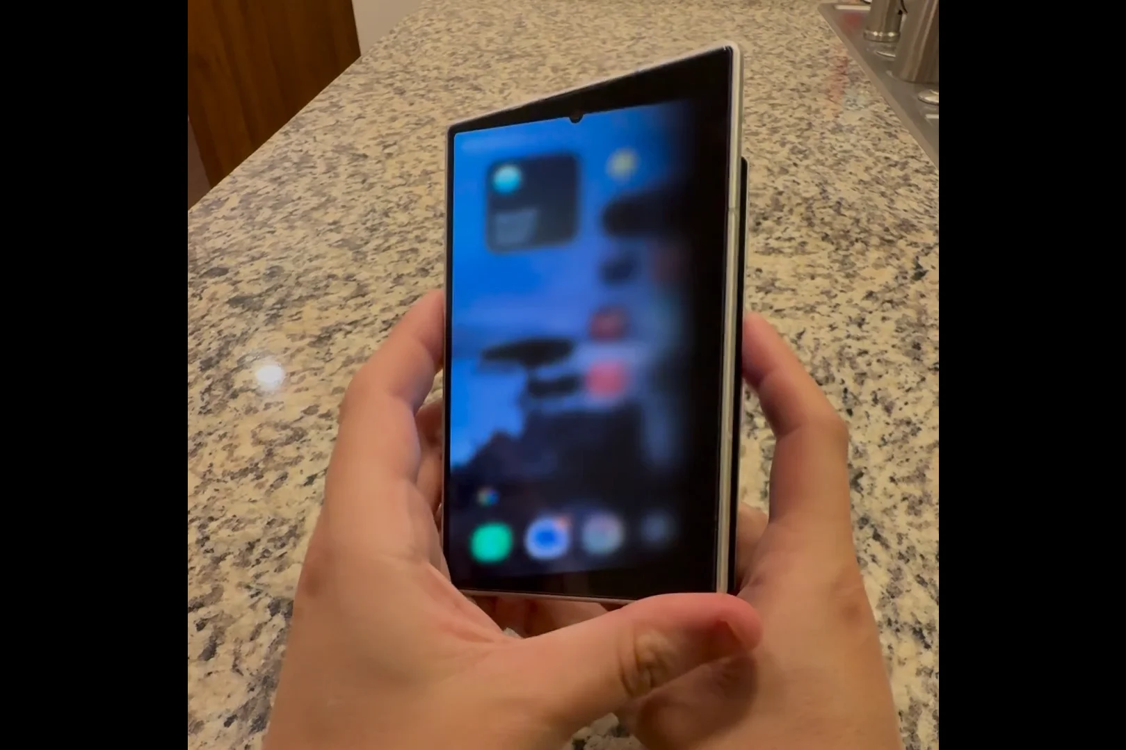 Анимацию раскрытия iPhone Duo воссоздали на Samsung Galaxy Z Fold 8