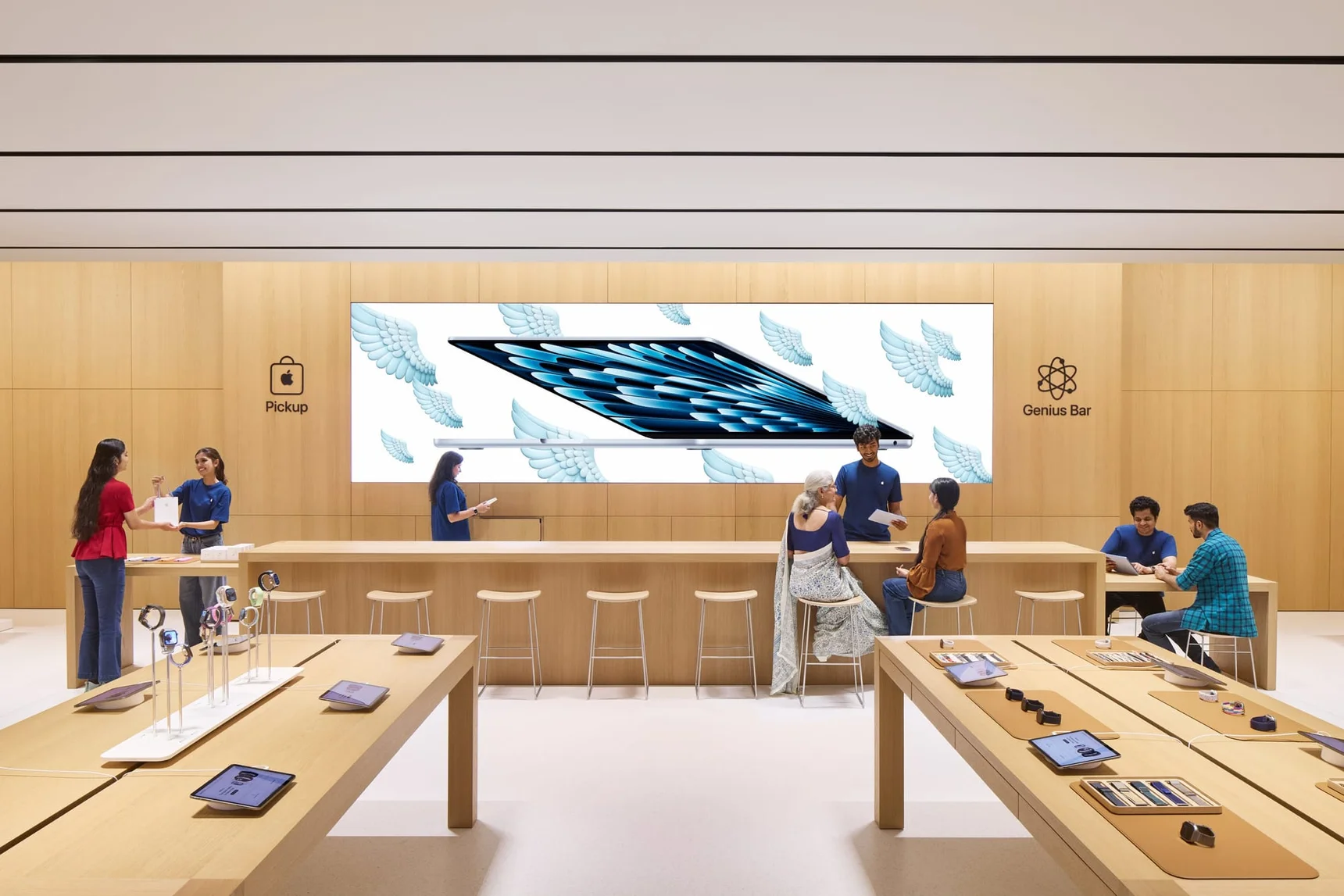 Apple вернёт в магазины стойки Genius Bar и уберёт гигантские видеостены