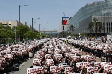 Десятки тысяч сотрудников Samsung вышли на митинг