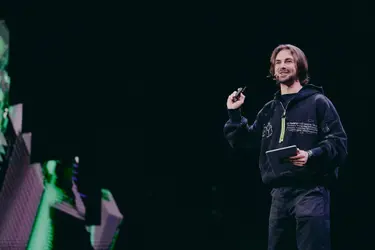 «Рынок только формируется, и в одиночку здесь не победить» — руководитель ИИ-направления Cloud.ru Дмитрий Юдин