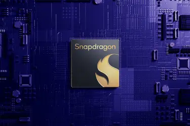 Логотип Snapdragon на фоне материнской платы