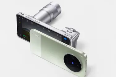 Смартфон vivo X300 Ultra с тремя камерами
