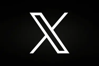 Белая буква X на черном фоне