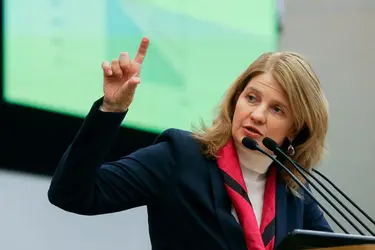 Я не могу обсуждать эту тему. Давайте поговорим о чём-нибудь ещё.