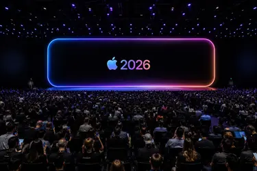 Зрители в зале смотрят на большой экран с логотипом Apple и текстом 2026.