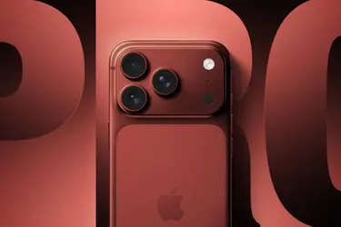 Задняя часть смартфона бордового цвета с тройной камерой и логотипом Apple.