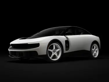 Белый спортивный автомобиль Ferrari Luce на черном фоне.
