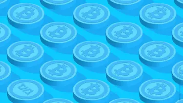 Множество синих монет с символом Bitcoin на синем фоне