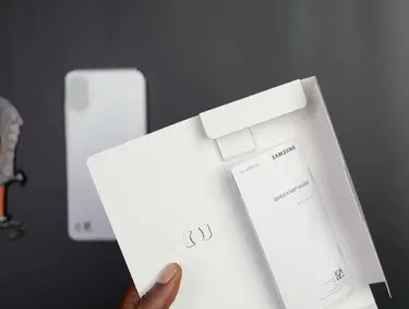 Коробка Samsung Galaxy A08 с инструкцией Quick Start Guide и инструментом для SIM-карты.
