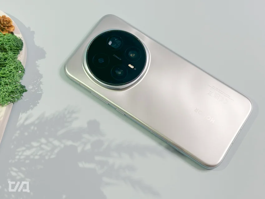 Смартфон Honor серебристого цвета с круглым блоком камер и надписью AI IMAGE.