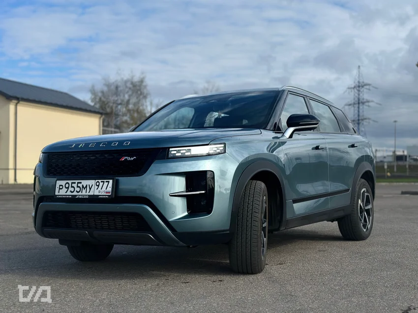 Обзор Jaecoo J7 2026: кроссовер-гаджет с полным приводом, быстрым экраном и дефицитом кнопок