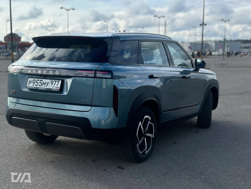 Обзор Jaecoo J7 2026: кроссовер-гаджет с полным приводом, быстрым экраном и дефицитом кнопок