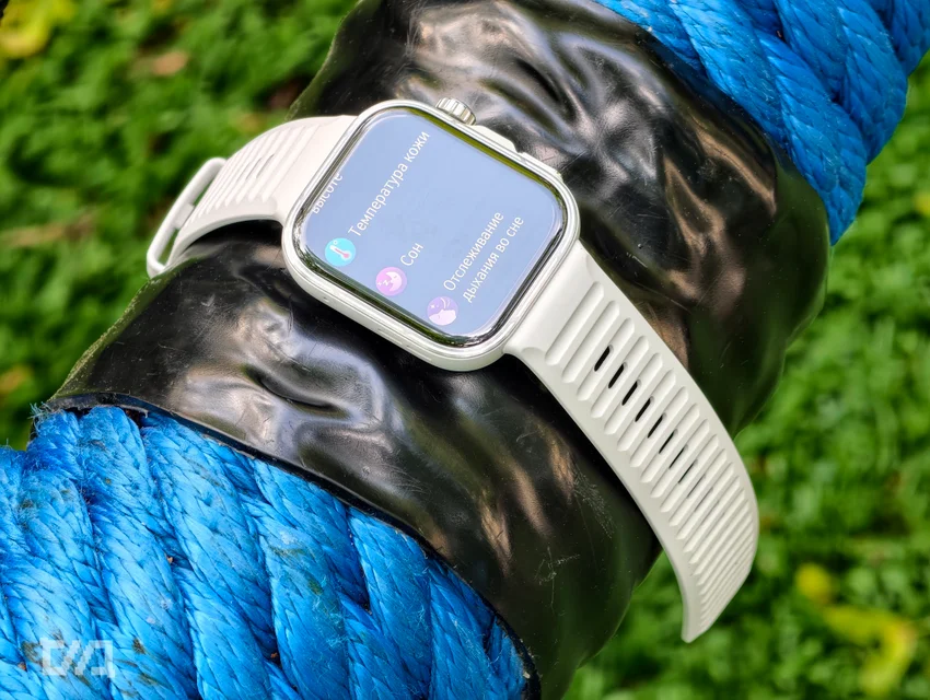 Смарт-часы Huawei Watch Fit 5 Pro на руке с синим браслетом