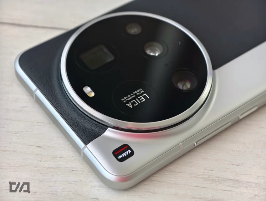 Угол смартфона с круглым модулем камеры, логотипом Leica и надписью Ultra.