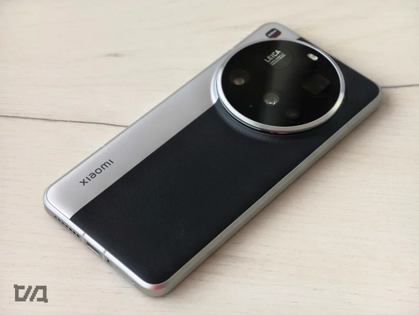 Смартфон Xiaomi 15 Ultra с круглым блоком камер Leica на деревянном столе.