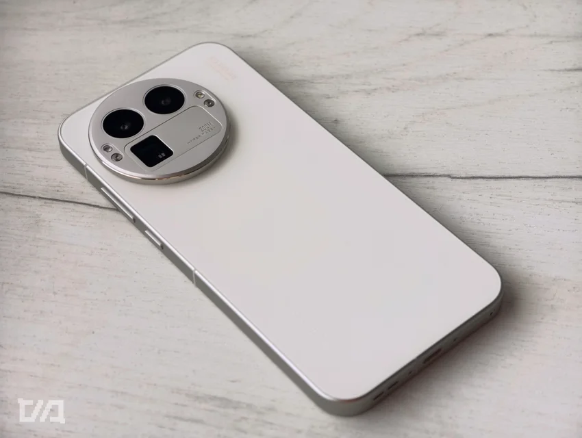 Белый смартфон realme GT 8 Pro, круглый модуль камер, деревянная поверхность.