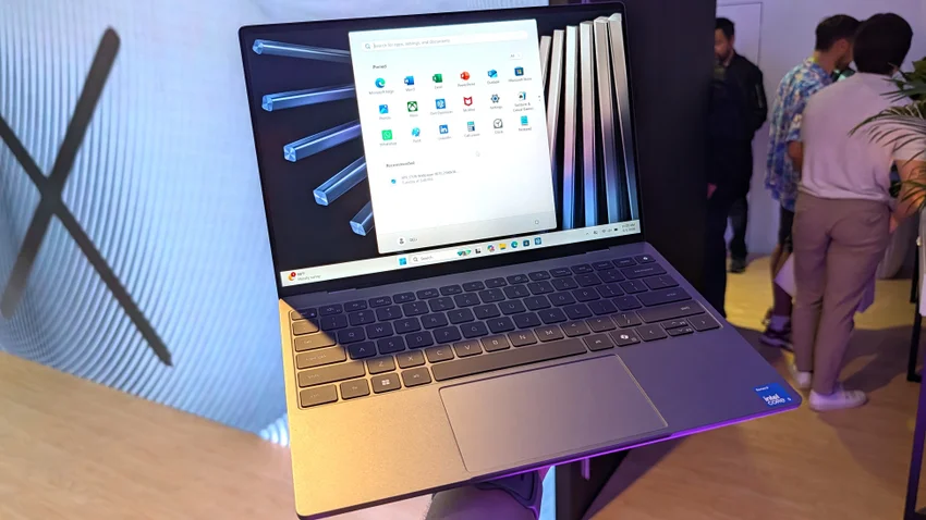 Ноутбук с интерфейсом Windows 11 на экране, клавиатурой и стикером Intel Core i5.