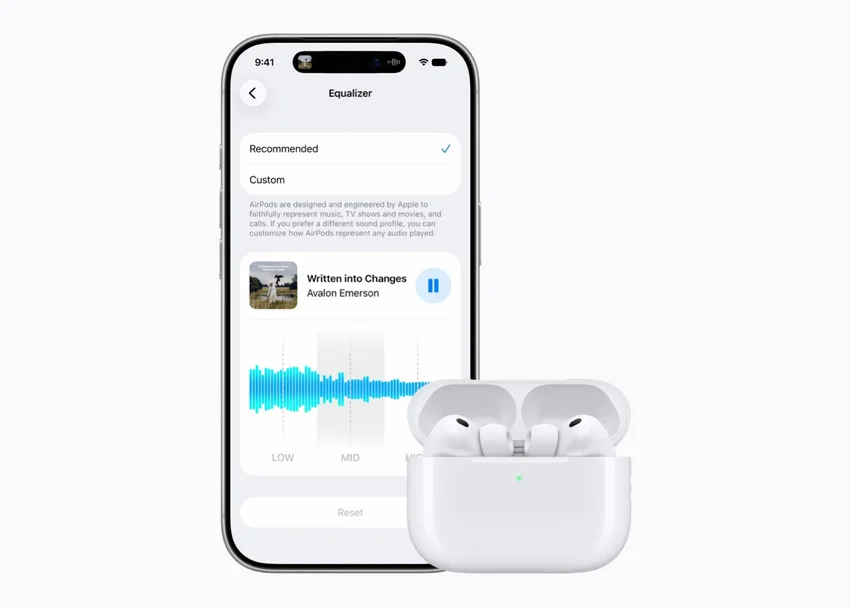 iPhone с экраном эквалайзера и открытый кейс AirPods с наушниками.